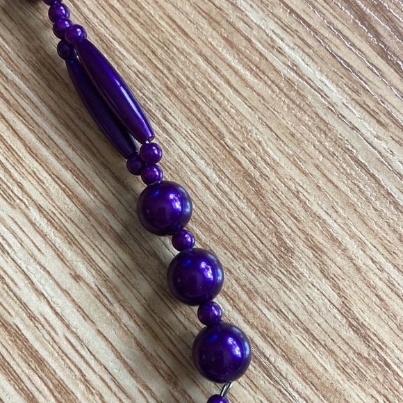 2 vintage bead necklaces. 2 different lengths, 2 main colours, purple. - Picture 5 of 8